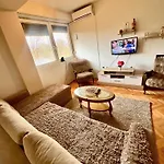 Point Apartment *