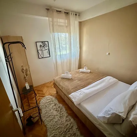 Aleksandra 2 Apartment